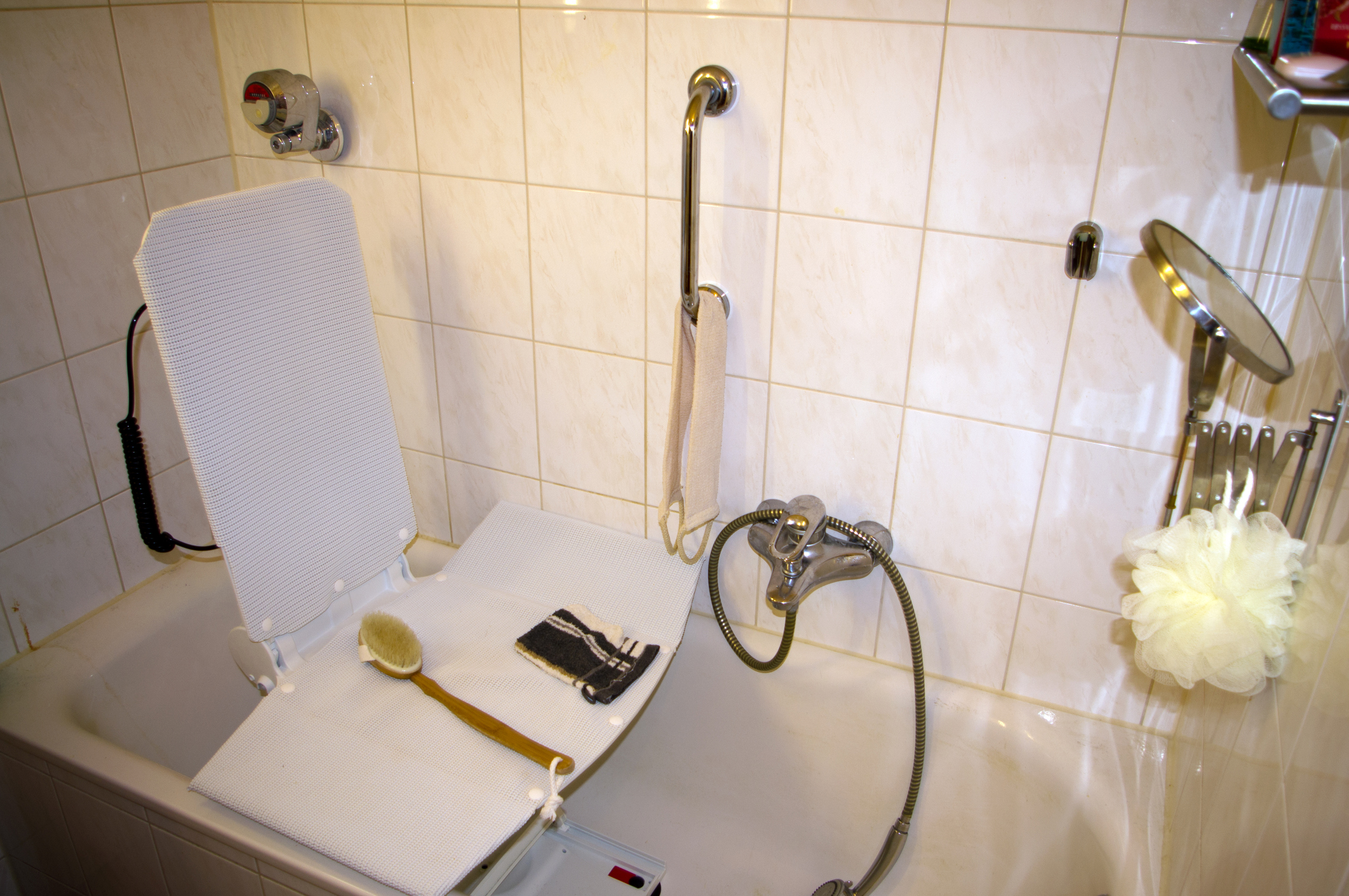 Moderner Badewannenlifter erleichtert Senioren den Einstieg in die Badewanne