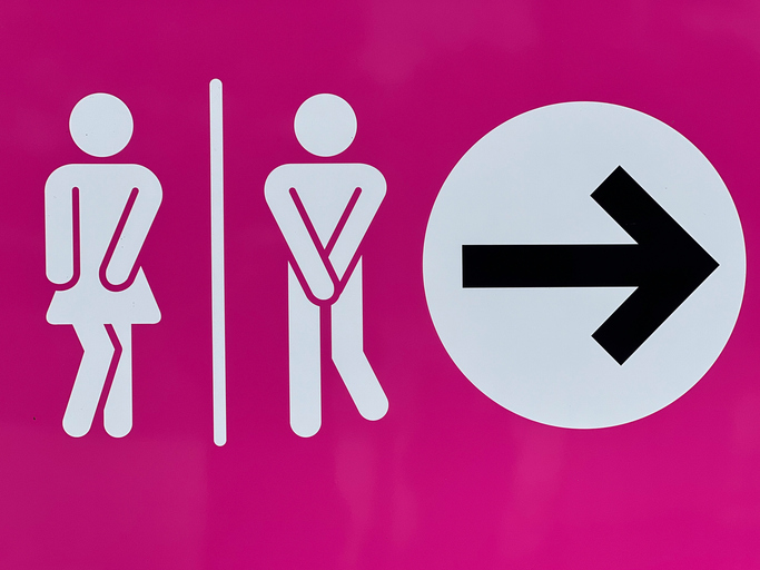 Verschiedene Inkontinenzeinlagen und Pflegeprodukte diskret präsentiert