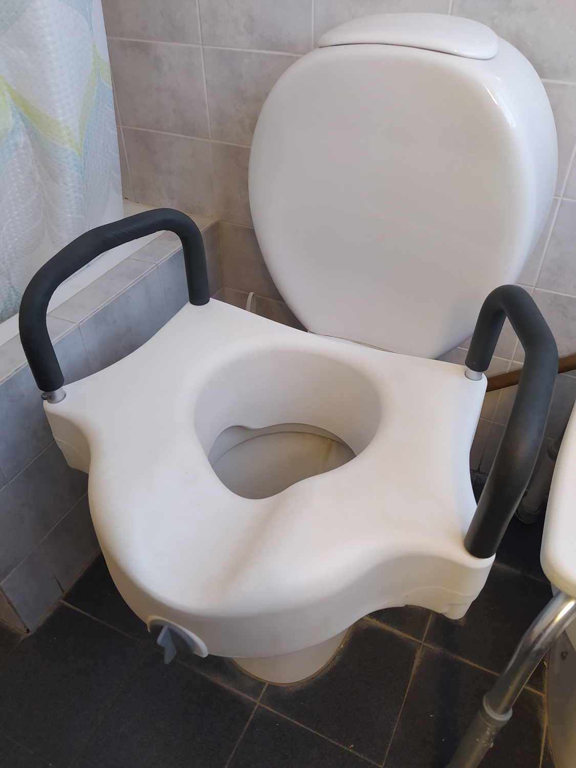 Toilettensitzerhöhung mit Armlehnen für mehr Sicherheit beim Toilettengang