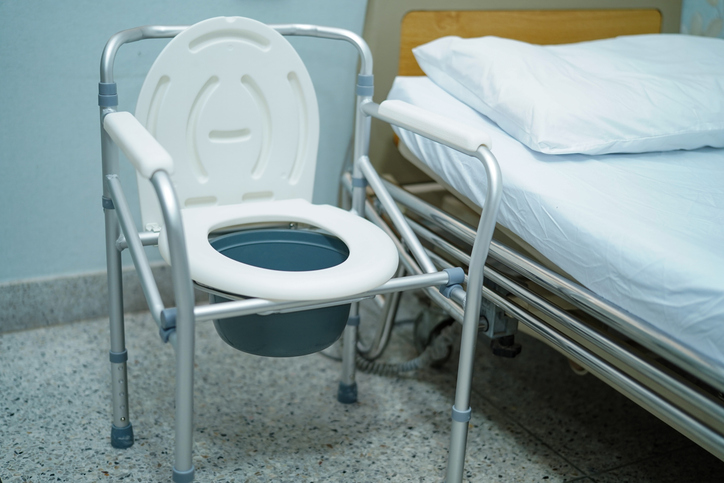 Moderner Toilettenstuhl mit Rollen und Armlehnen für häusliche Pflege