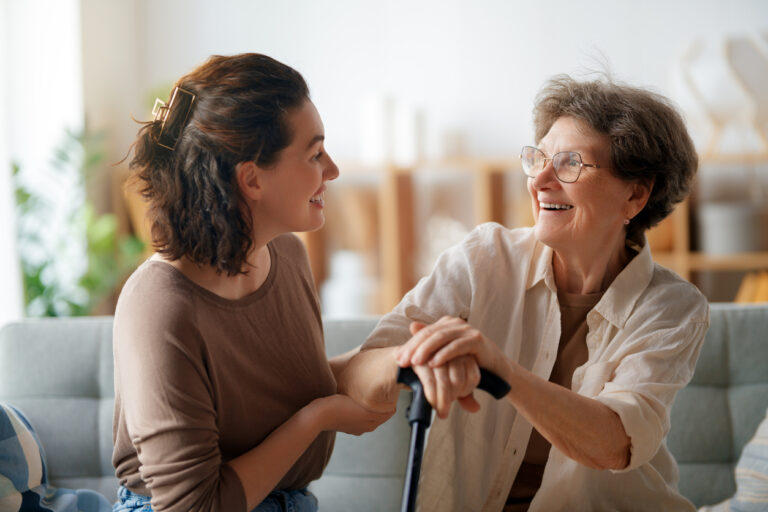 Das Bild zeigt eine junge Frau mit einer Seniorin und dient als Titelbild für das Thema "Änderungen in der Pflege 2026".