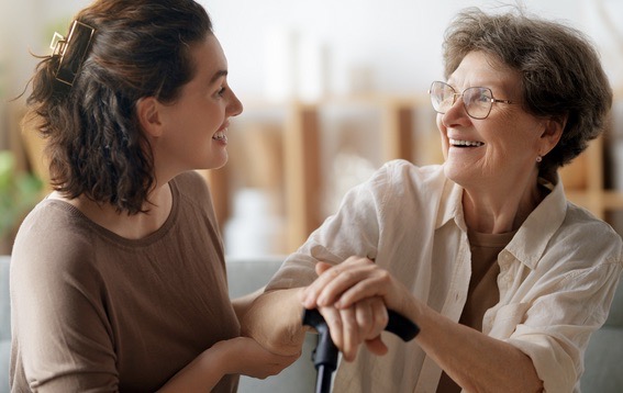 Das Bild zeigt eine Seniorin und eine jüngere Person und dient als Vorschaubild für einen Blogbeitrag im Seniorenratgeber.